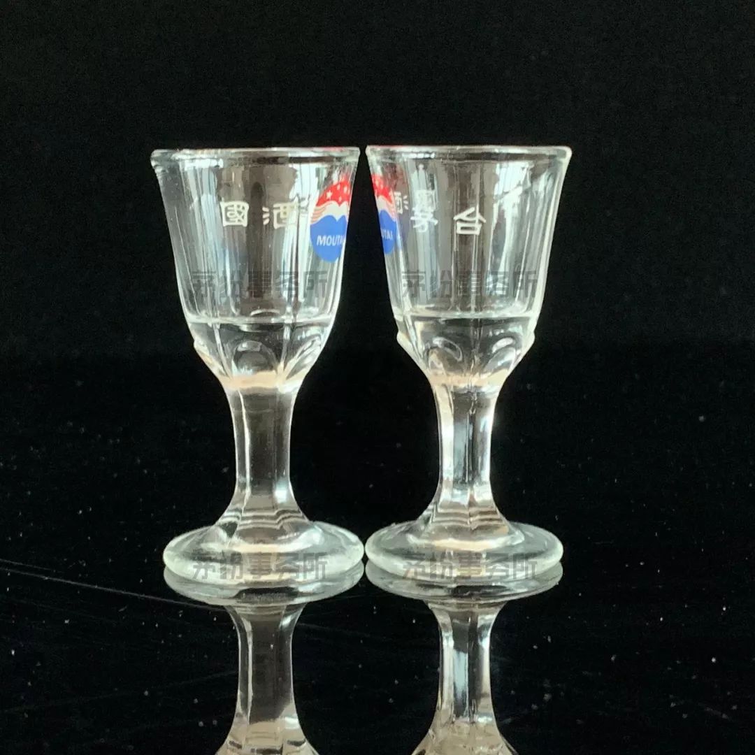 买茅台酒的时候,我们经常会看到配套的酒杯.