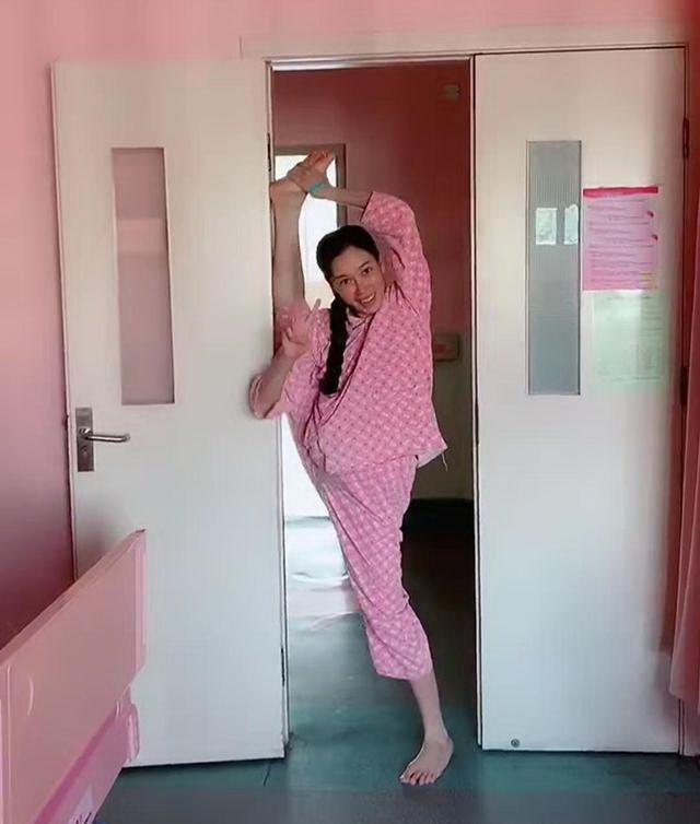 原创史上最淡定产妇宫口已开还在产房外劈叉过来宝妈表示酸了