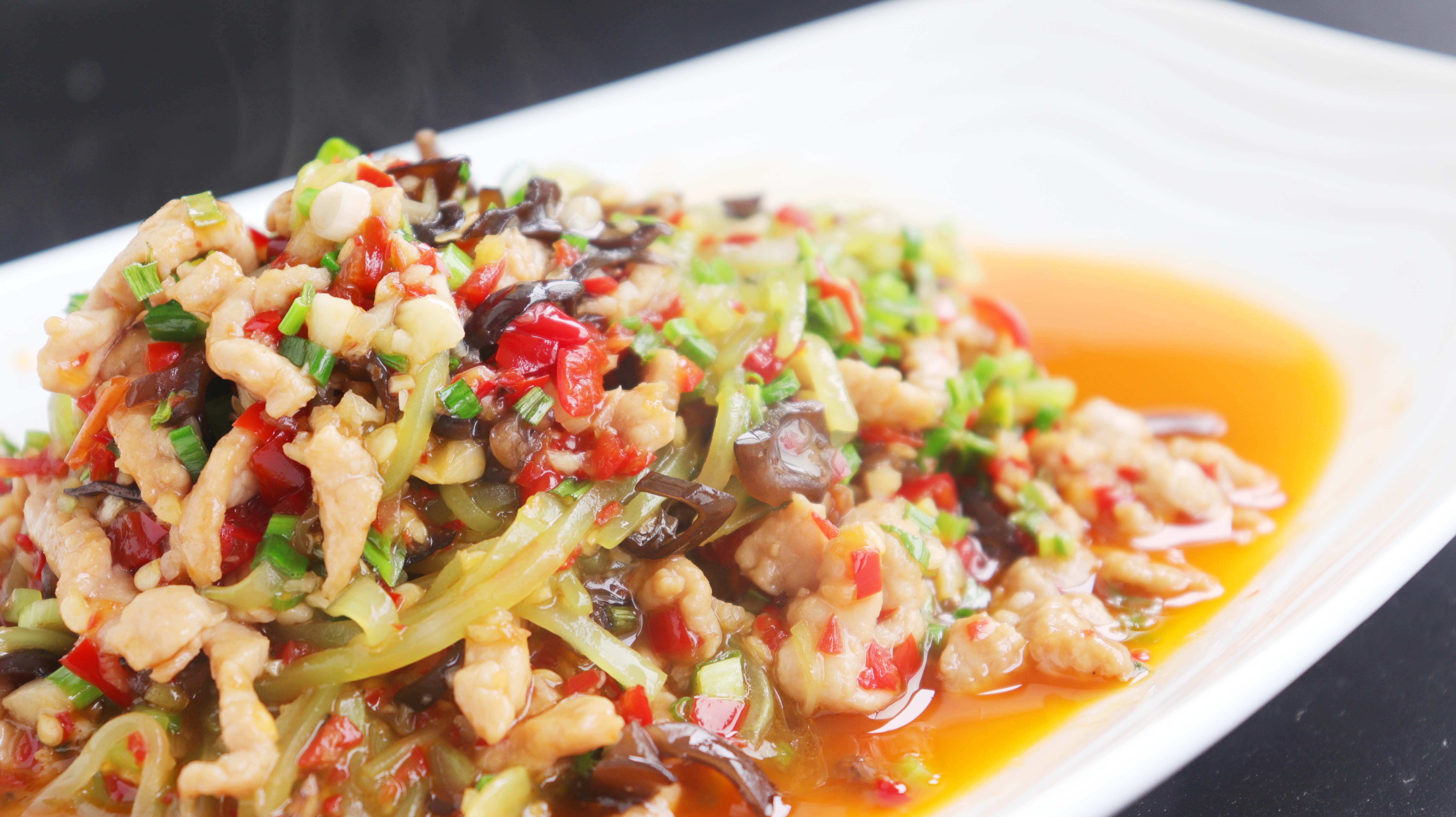 鱼香肉丝的家常做法,入口滑嫩,酸甜开胃,小朋友最爱吃!