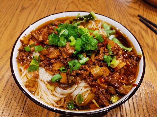 开胃的笋子牛肉面,营养丰富又好吃,让人流口水了