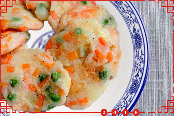 土豆做成圆形加入几样东西太好吃了一口气吃了好几个