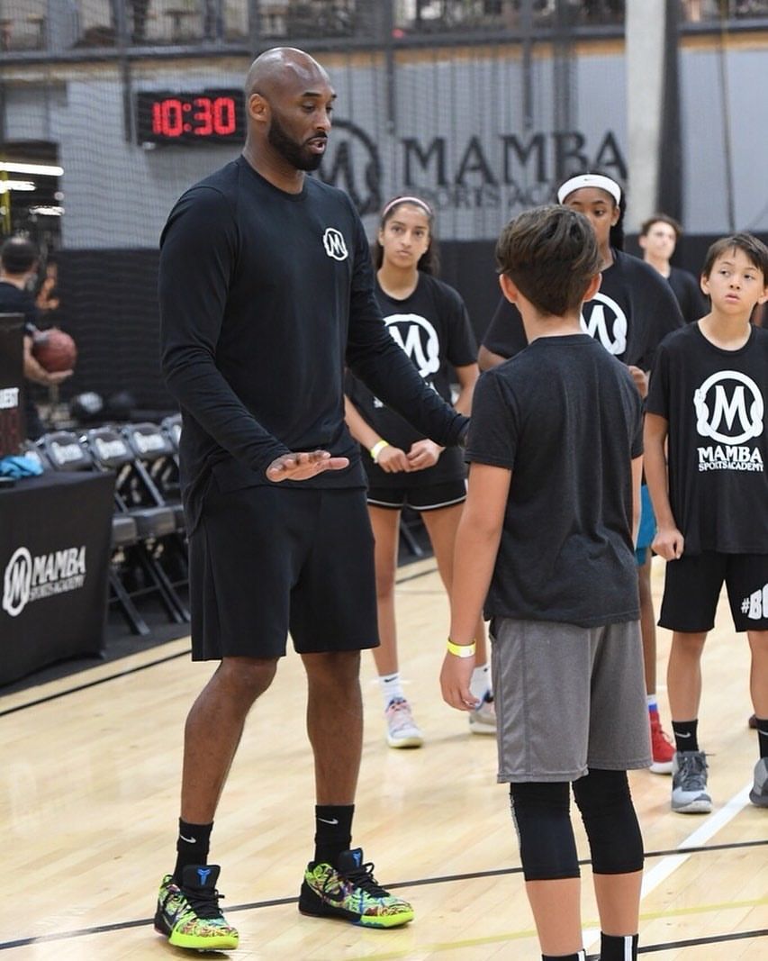 原创杜兰特附体!2米1浓眉哥曼巴体育学院狂秀技,球迷:科比又胖了