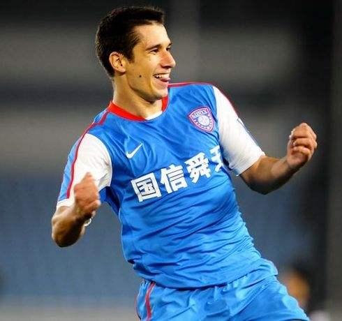 初到中超的耶夫蒂奇进球不断到了下一赛季,耶夫蒂奇和达纳拉赫的锋线