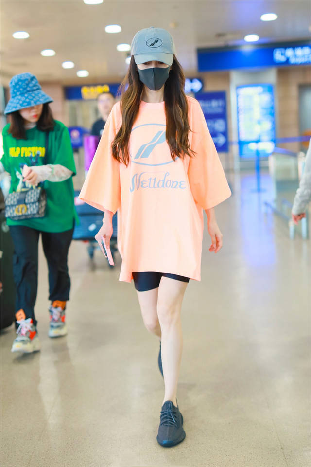 杨颖男友风穿搭亮相,荧光t骑行裤玩下衣失踪,踩椰子鞋细腿惹眼