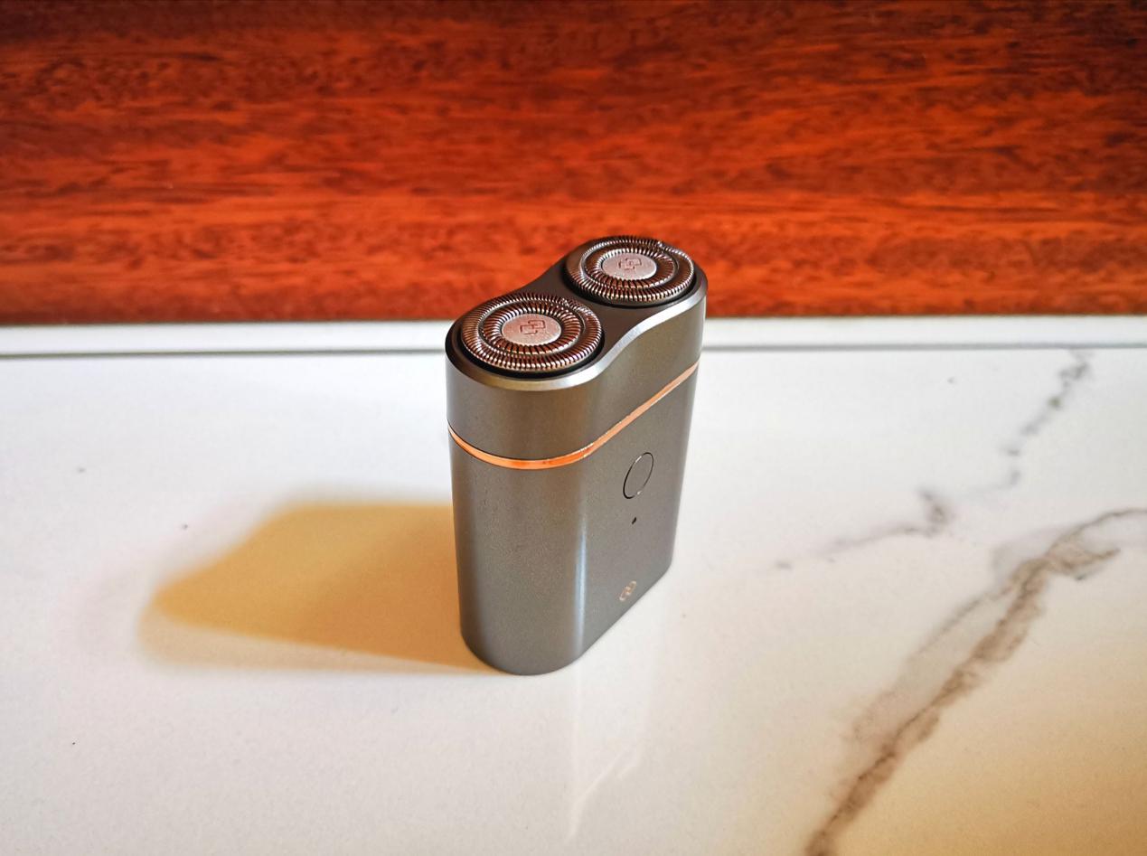 焕醒sg199跟屁虫电动剃须刀体验小巧便携支持全身水洗