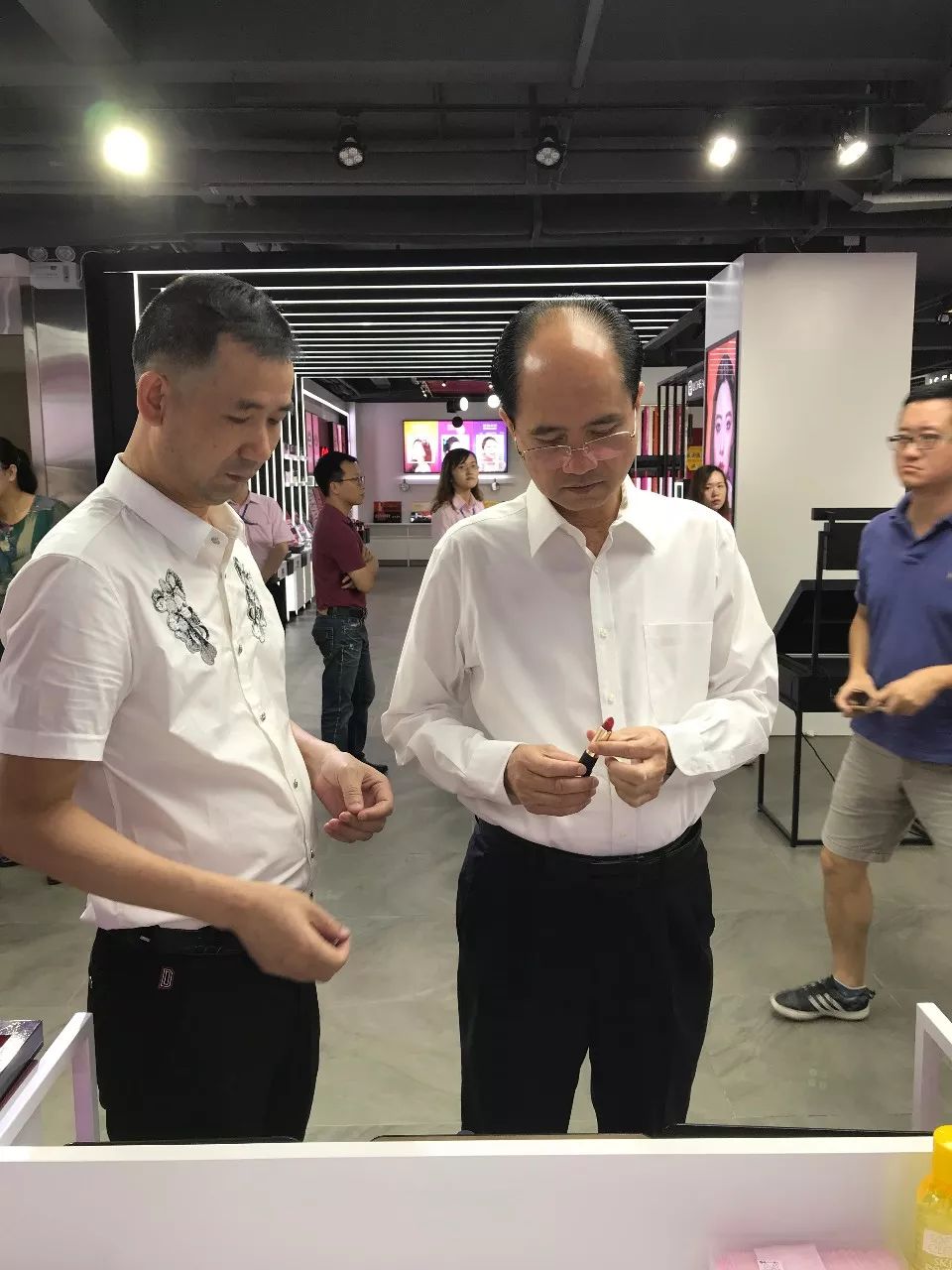 汕头市市长一行走进广东蕾琪考察地方重点企业