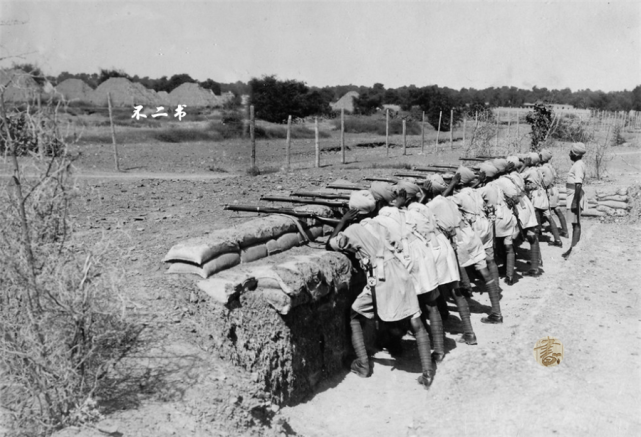 老照片被英国殖民下的印度镜头下的助纣为虐的印度士兵