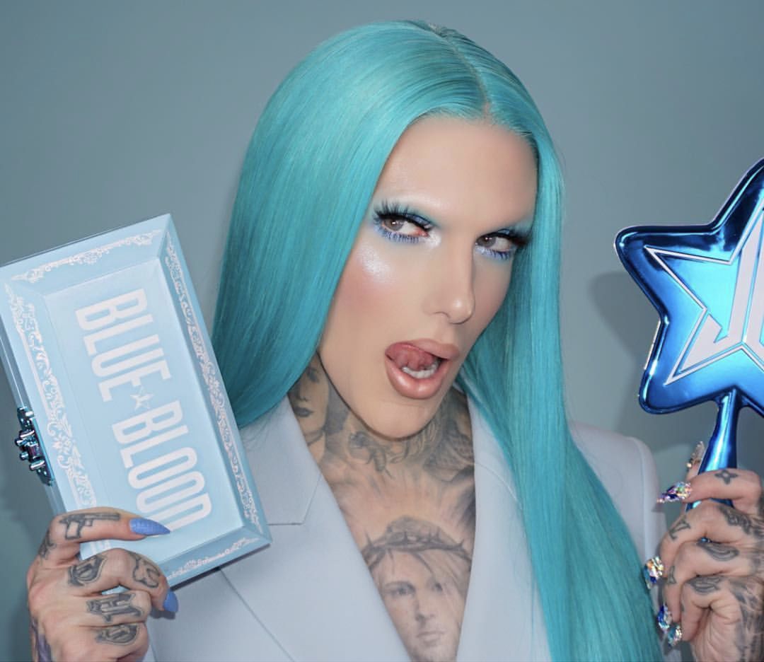 图片来源ins@jeffreestar新出的blue blood眼影盘以蓝色为基调,给炎热