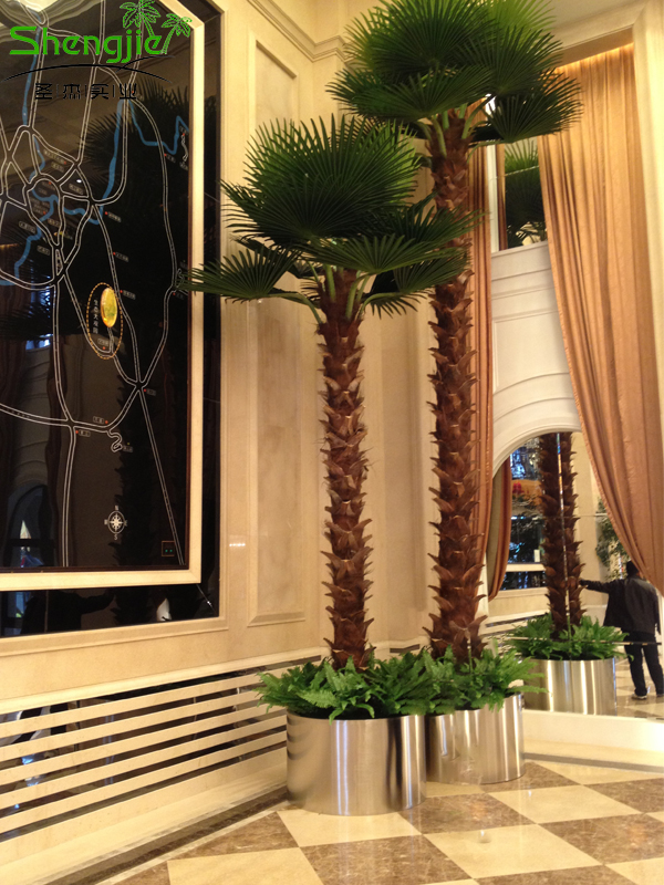 仿真棕榈树是一种室外大型仿真树,而这种仿真树也是一种能够搭配装饰