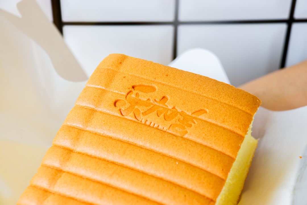 6元1个巨型枕头蛋糕西街不足10㎡的古早味小店去晚就卖光