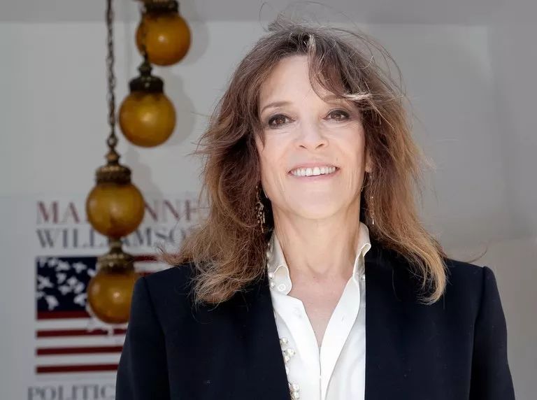 威廉姆森(marianne williamson)是一位畅销书作家.