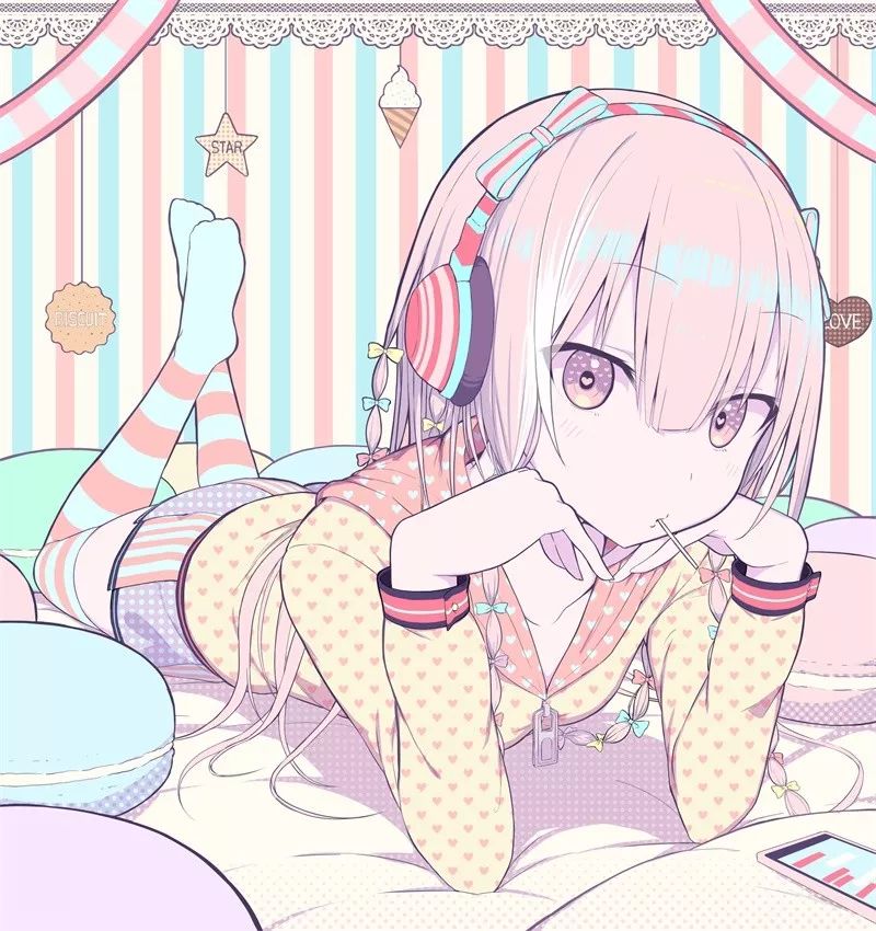 趴着身边的亚子完全飙升了性感与优雅指数