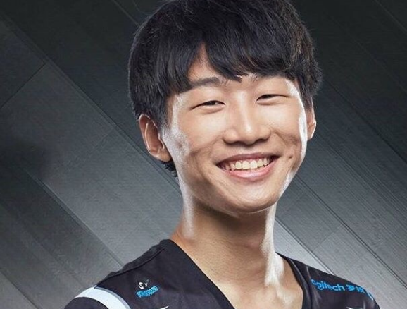 rng小明太有情意,粉丝在眼前辱骂ig宁王,直接把他踢出群