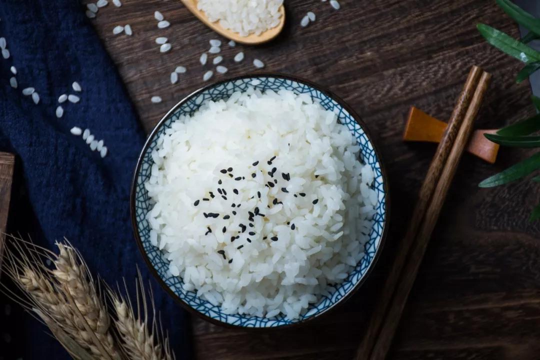 米飯中有人體必需的營養元素碳水化合物,當人體攝入的碳水化合物過低