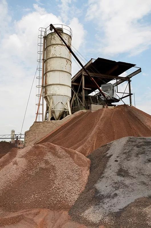 实拍非洲人民盖房工业化的设备成本超低