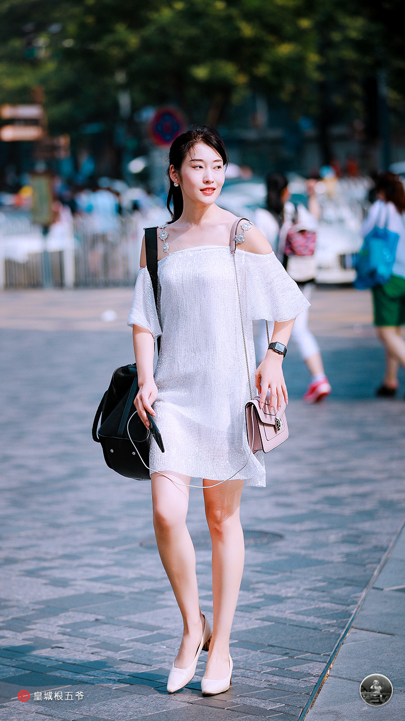 原创街拍现代都市女性的穿衣之道她们追求的是服装的舒适度