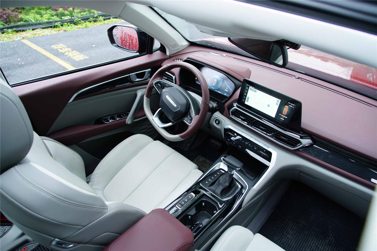 新宝骏rs-5的内饰是将车的内部打造成一个星舰座舱的氛围,12英寸的