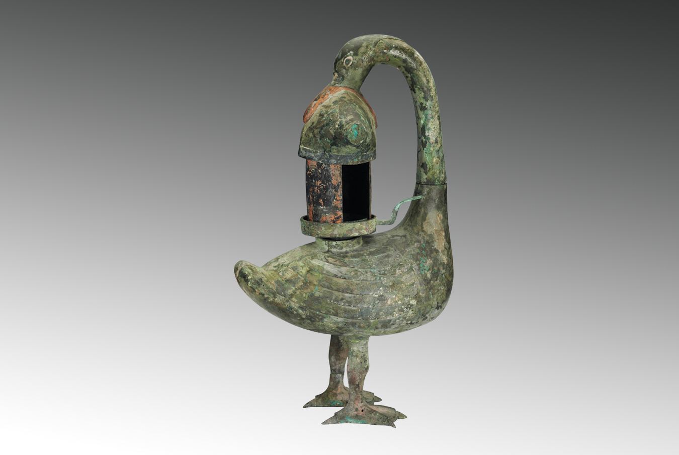 由于彩绘雁鱼铜灯是空心的,导致灯火产生的烟向上升的时候会顺着大雁