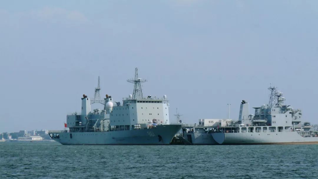 目前最新的改进型904b型岛礁补给舰在加装机库的同时改进舰艇补给设施