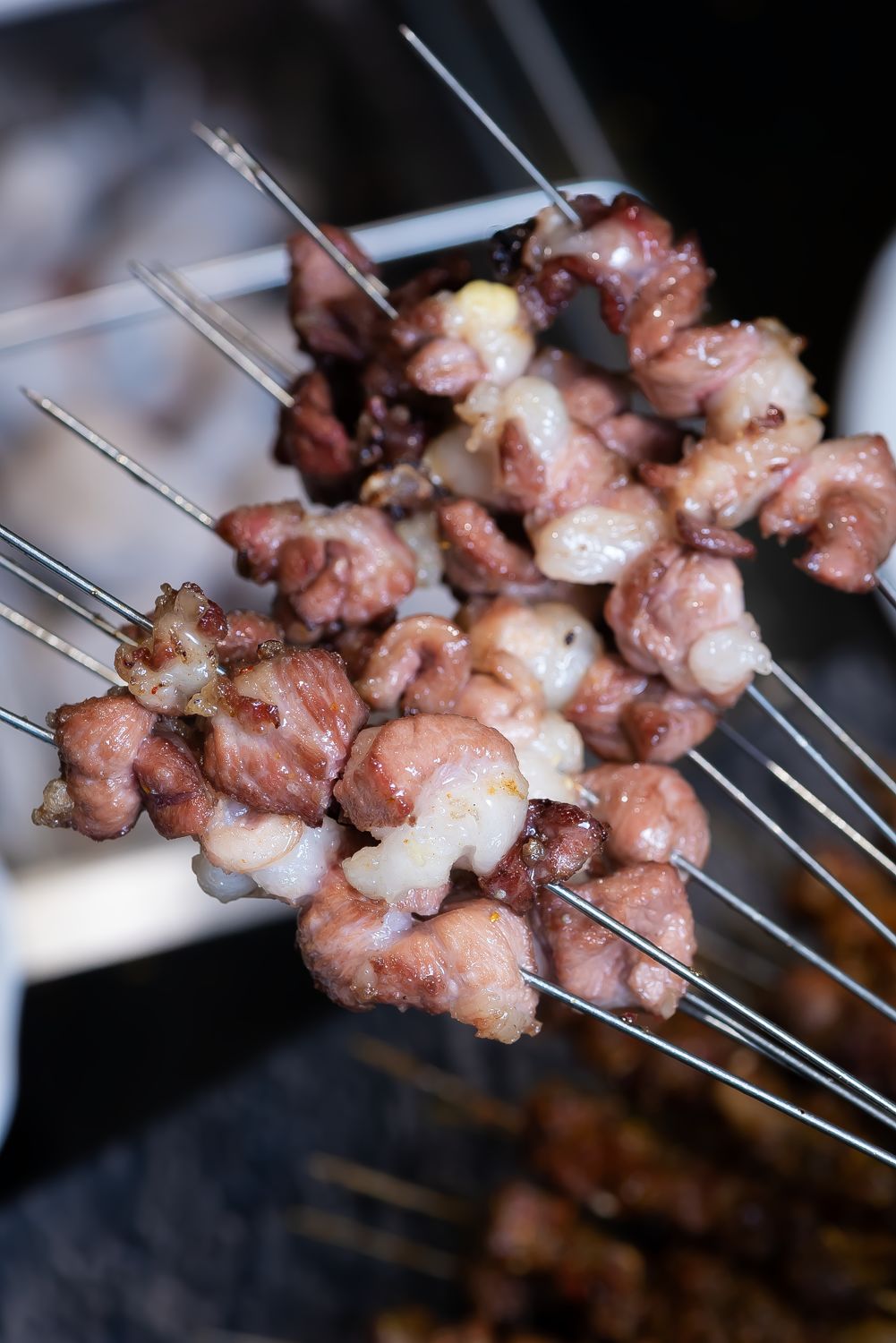十多年来的每个深夜,他烤的羊肉串都是最贴心的慰藉
