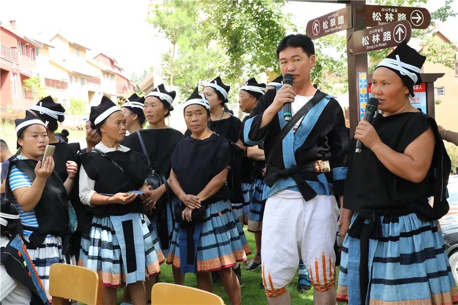 南丹白褲瑤同胞喜迎瑤年節住進了別墅慶豐收