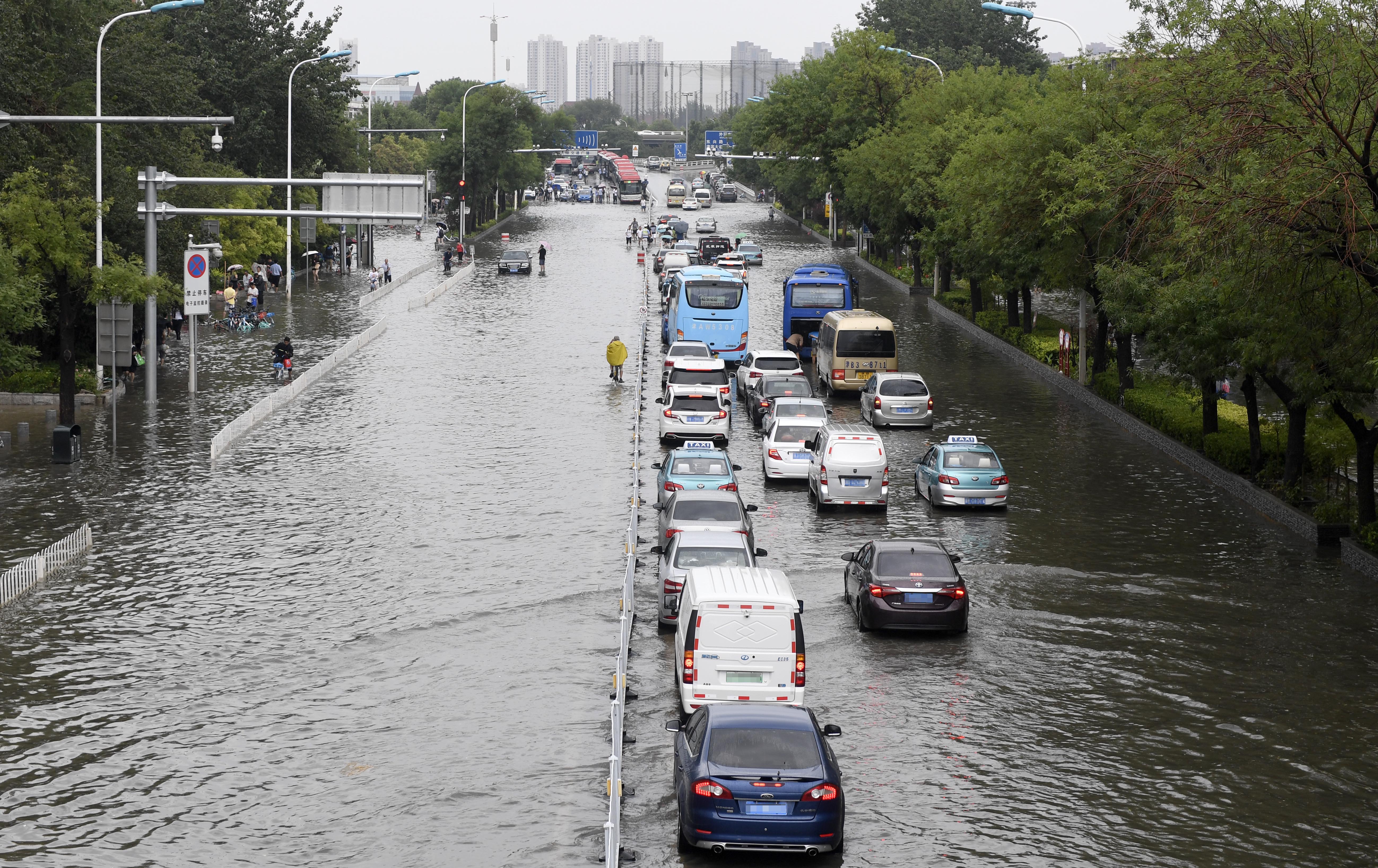 天津遭暴雨襲擊部分路段現大面積積水