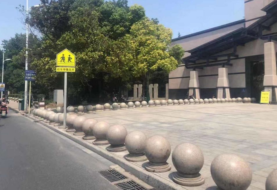 一看,被石墩子包围了还没到大门口呢想去逛个公园