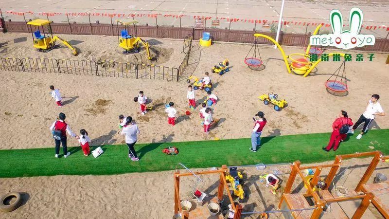 互助拼搏提高幼儿感知,增长见识淘气城堡区亲子沙滩排球进口淘沙组合