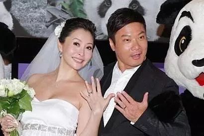 钱嘉乐老婆汤盈盈晒全家福俩女儿神似伯父钱小豪颜值好高