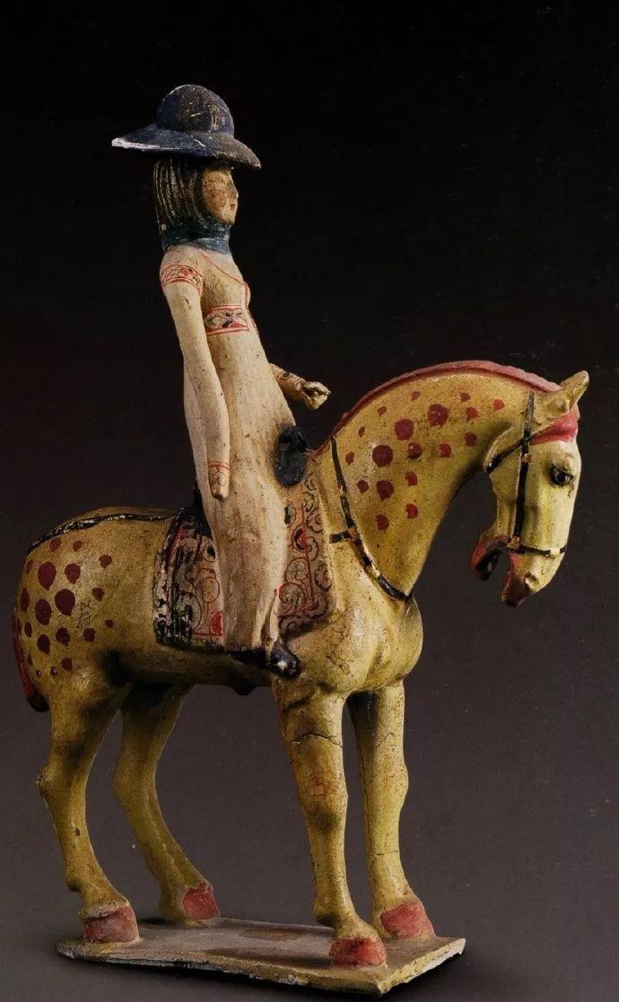 坦领胸前瑞雪眼底桃花