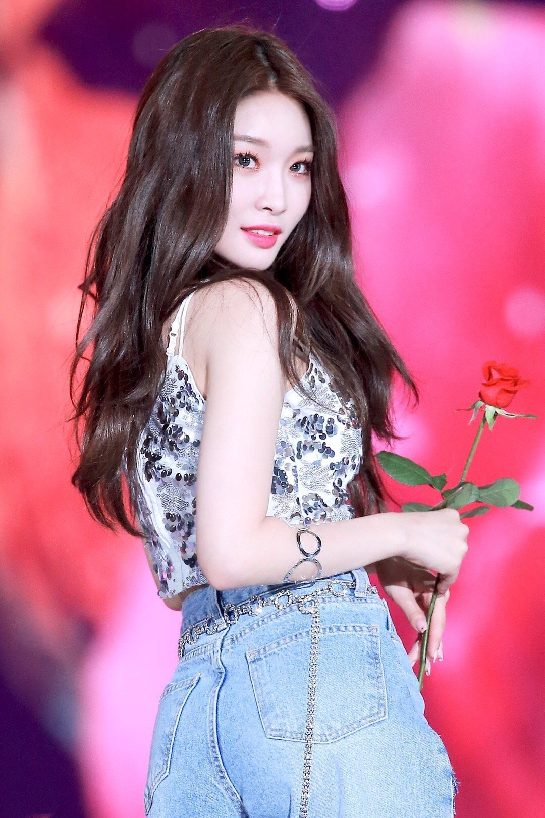 23岁金请夏衣品真好亮片背心配开叉阔腿裤秀蛮腰轻松美成焦点