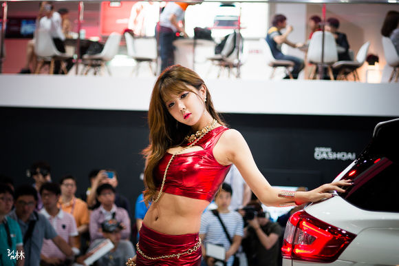 釜山车展上许允美的红色短裙会难忘吗