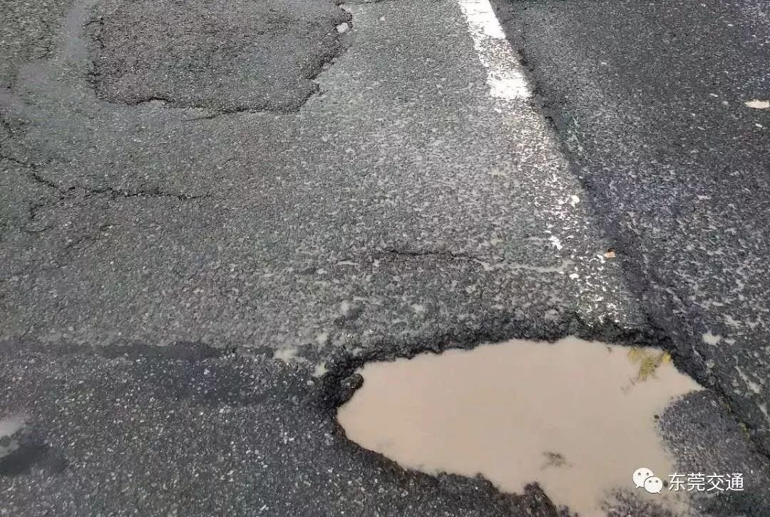 据悉,受近期暴雨冲刷的影响,s357寮步路段沥青路面出现坑槽,松散等