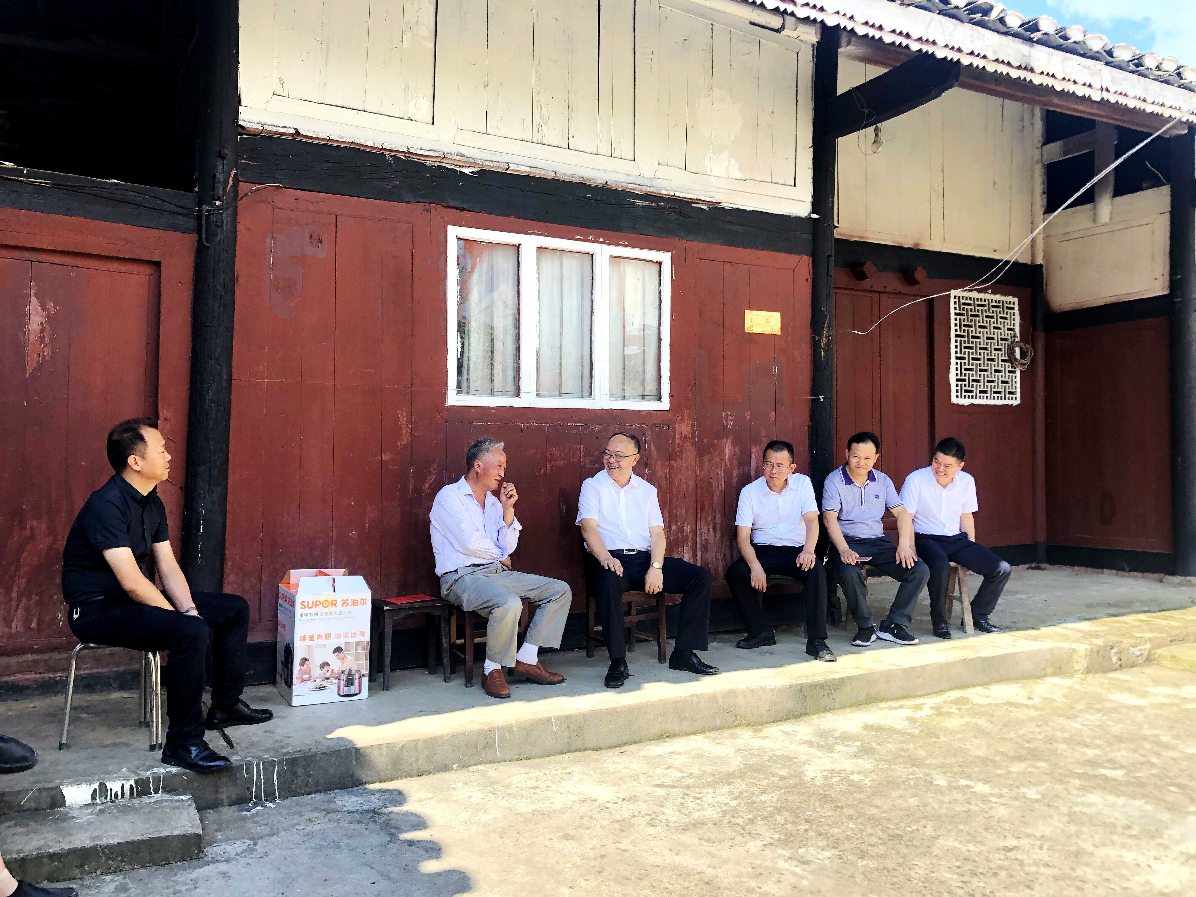 瓮安县四家班子领导开展"八一"走访慰问活动_张文强