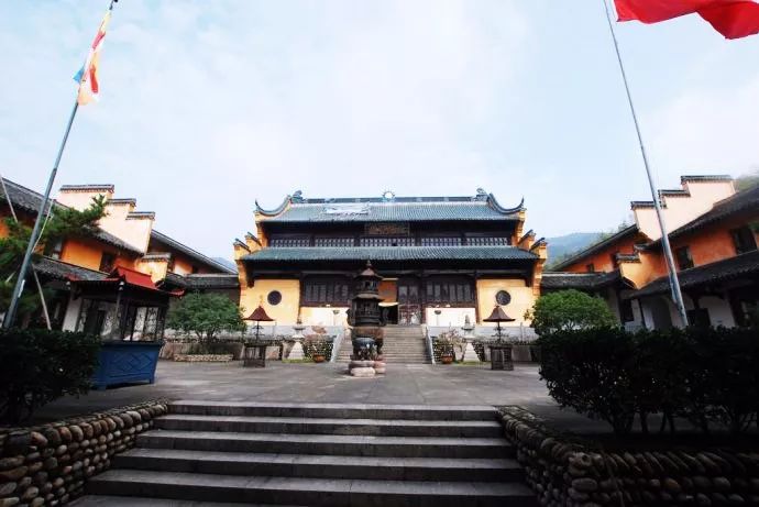 石梁镇拥有石梁飞瀑,华顶国家森林公园,高明寺,万年寺等景区