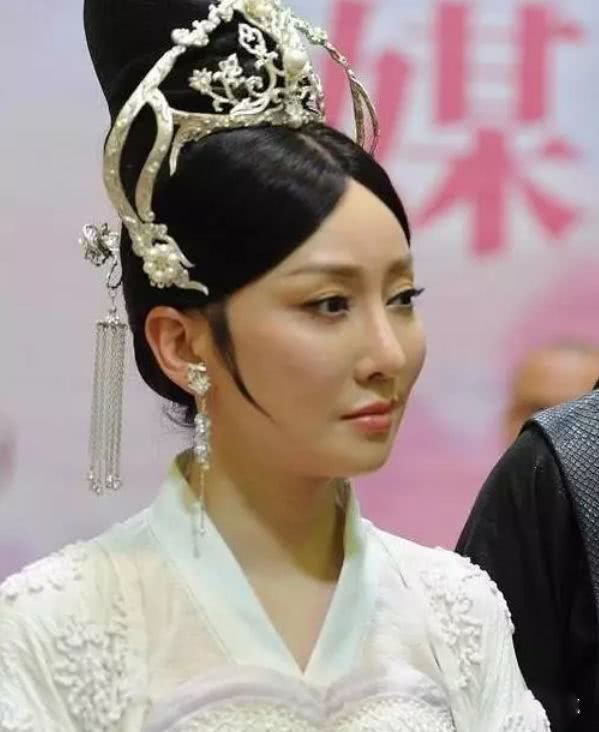 39岁萨顶顶近照发福严重鼻背高耸脸部僵硬睁大眼都费劲