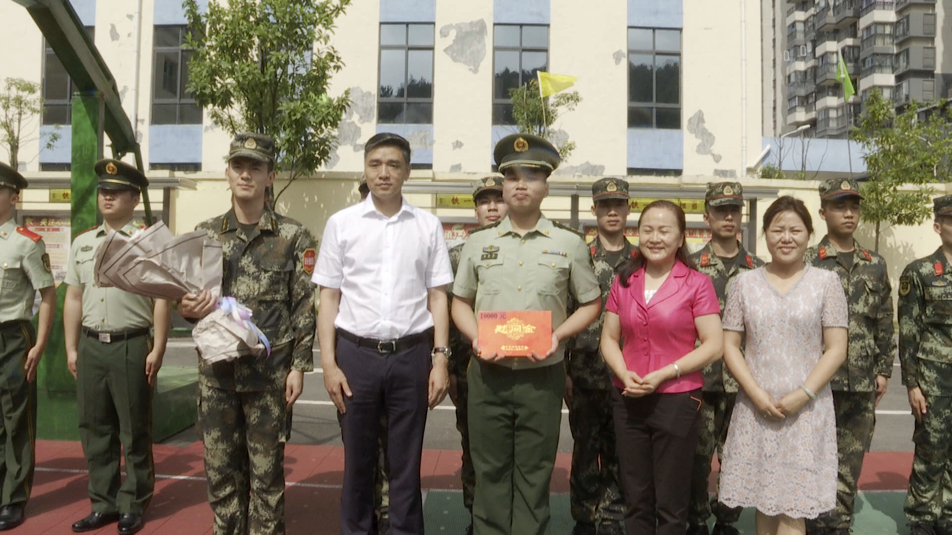 常文松,李成分别带队走访慰问驻区部队官兵和消防员