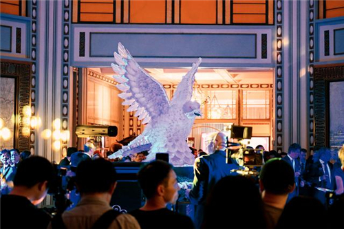 放飞艺术梦想《和平鸽》雕塑亮相和平饭店