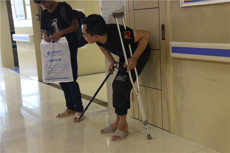 被强直性脊柱炎折磨十余年 32岁"折叠人"终于圆了站直梦