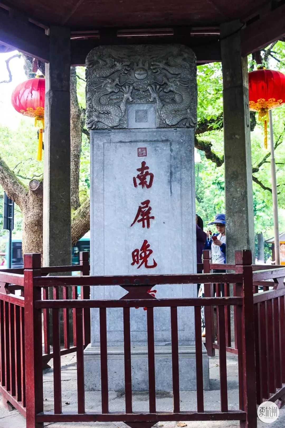 经南屏山折射的钟声飞向青山环抱的西湖在广袤的湖面上空飘逸徘徊经