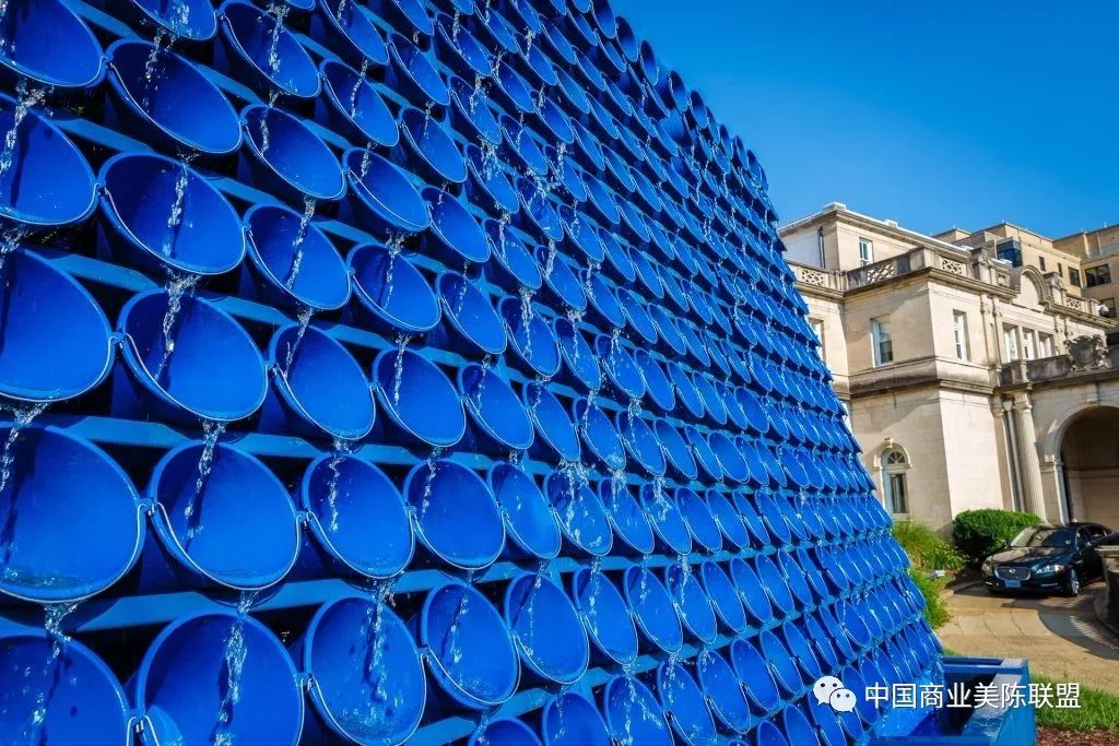 再生塑料制成的艺术装置作品"lets go fetch water"_设计