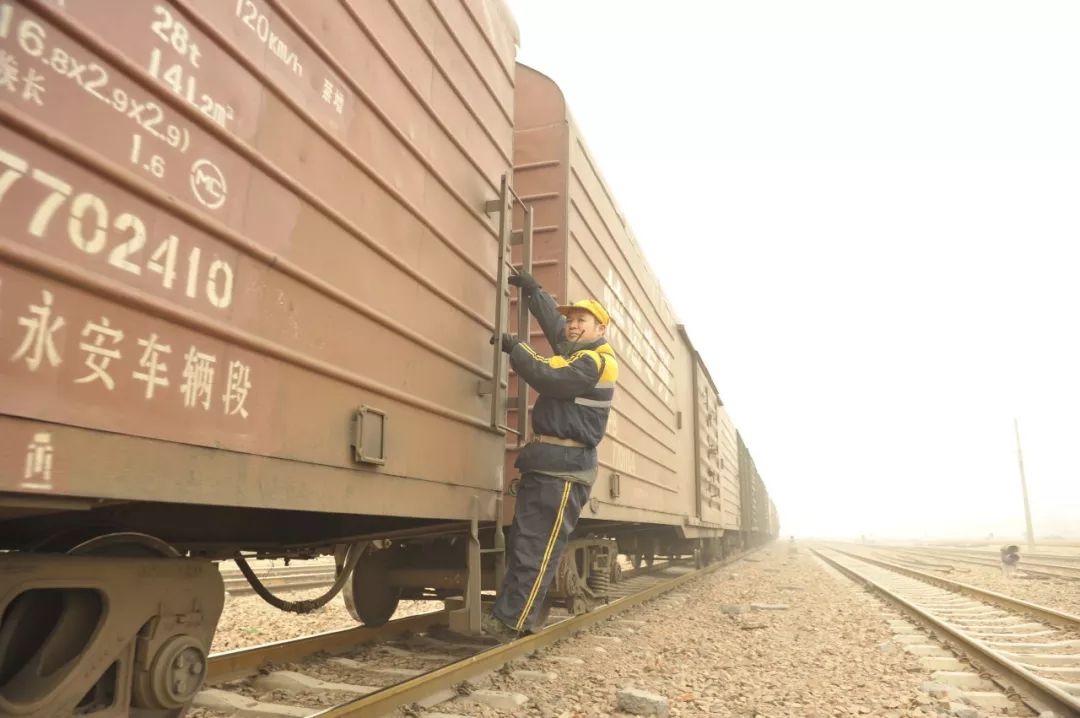 三班二調正在進行特種車輛頂送作業鐵打的營盤流水的兵.