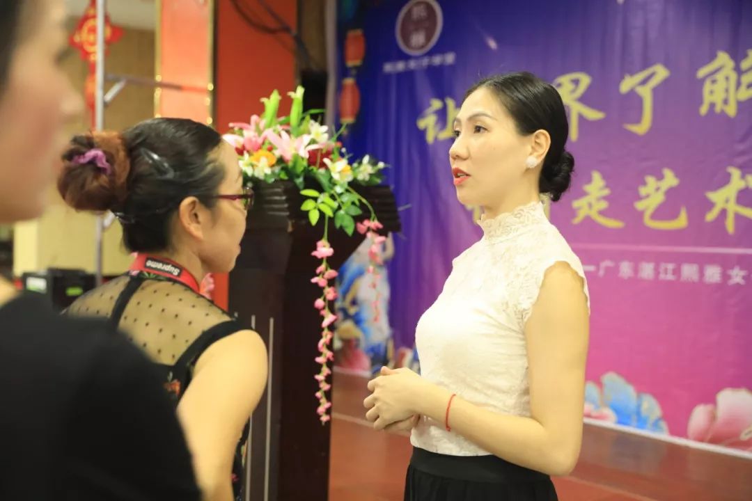 国粹的延续!龙山东方佳丽旗袍队请来名师指导!_陈彩霞