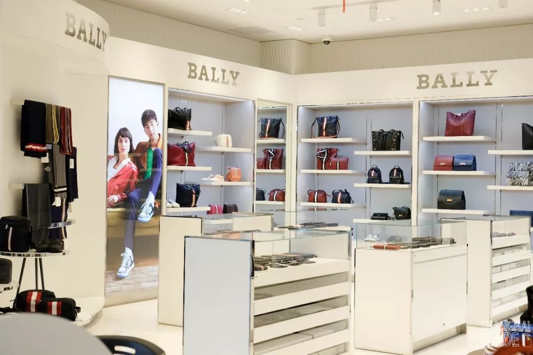 中服的一层二层都有包包专柜,bally 7折起,coccinelle 75折起.