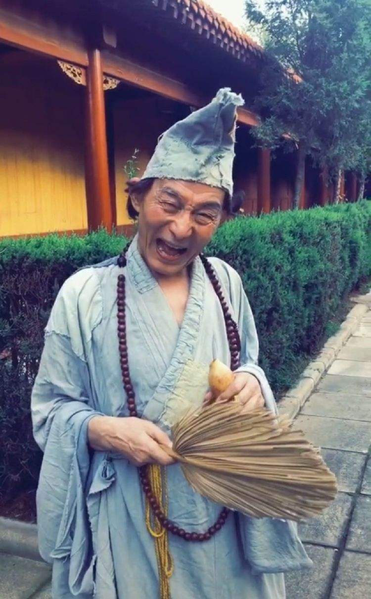 85岁游本昌转型做网红,如今的"济公"活的相当精致!