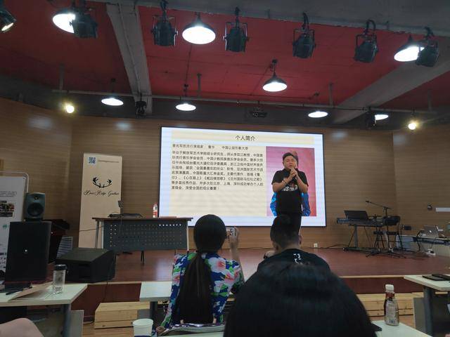 著名歌手曹华老师受邀付林流行声乐大师班给来自全国各地朋友讲座