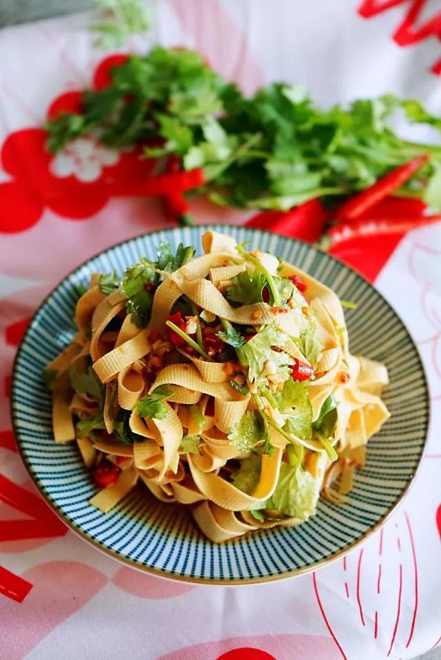 豆皮做凉拌菜这样搭配调味汁再挑食的人也话不多说直接吃光