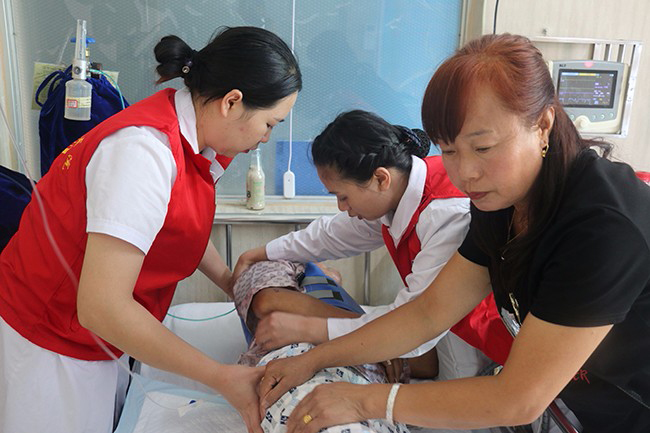 纳雍县人民医院举行医务社会工作部成立暨志愿者服务进病房启动仪式