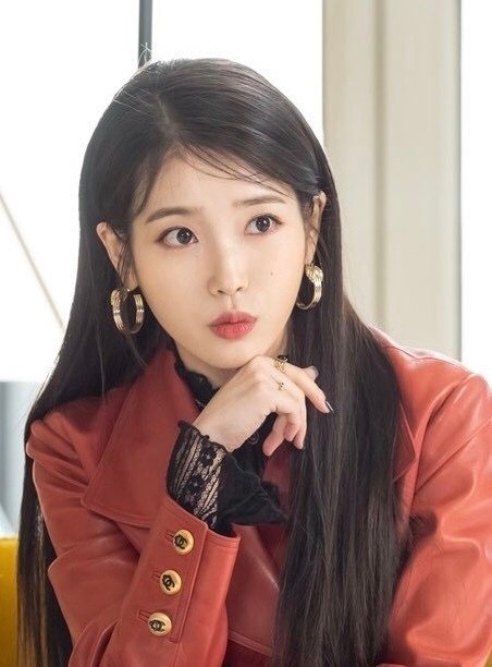 iu新剧德鲁纳酒店大玩变装秀宛如欧洲中世纪油画般精美