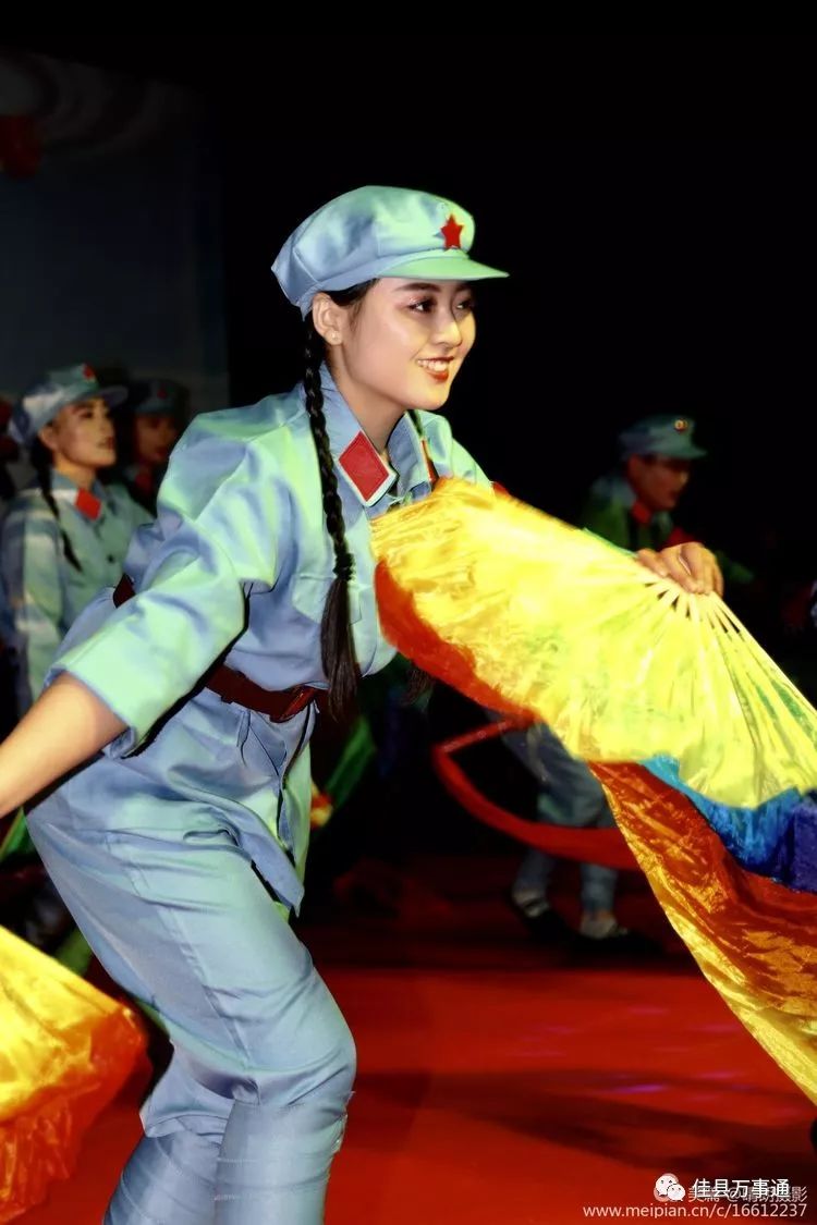 崔艳琴,屈连美等表演的舞蹈《拥军秧歌》王万刚,康寰对唱《葭州乡愁》